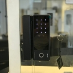 Beluni Bioglass 473 instalada em porta de vidro