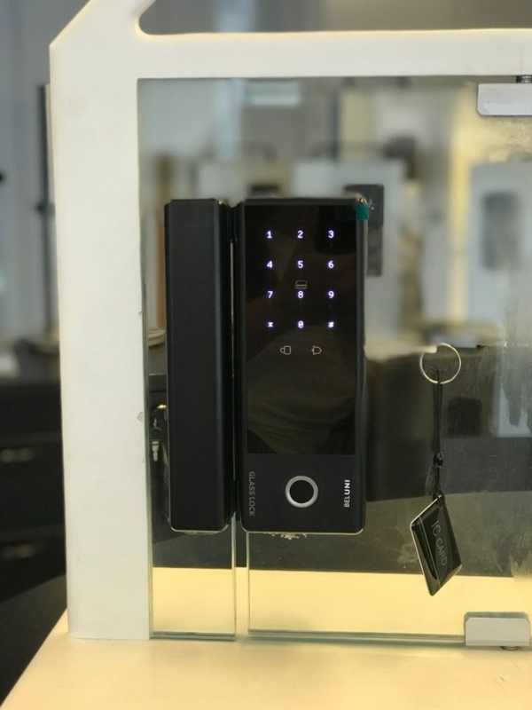 Beluni Bioglass 473 instalada em porta de vidro