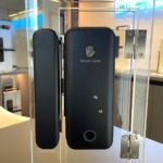 Beluni Bioglass 624 instalada em porta de vidro