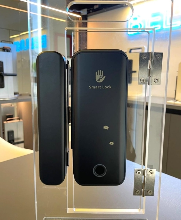 Beluni Bioglass 624 instalada em porta de vidro