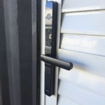 Beluni Fit 443 em porta de alumínio veneziana