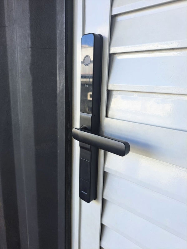 Beluni Fit 443 em porta de alumínio veneziana