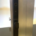 Beluni Fit 471 em porta de alumínio