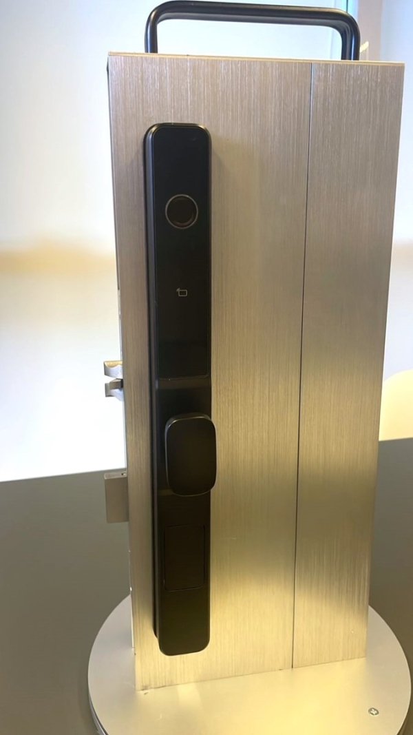 Beluni Fit 471 em porta de alumínio