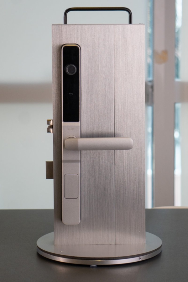 Beluni Fit Silver 536 em porta de alumínio