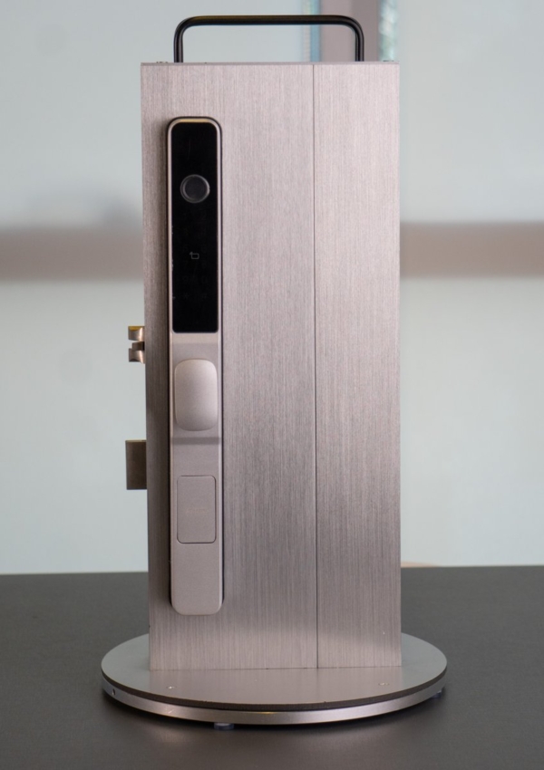 Beluni Fit Silver 556 em porta de alumínio